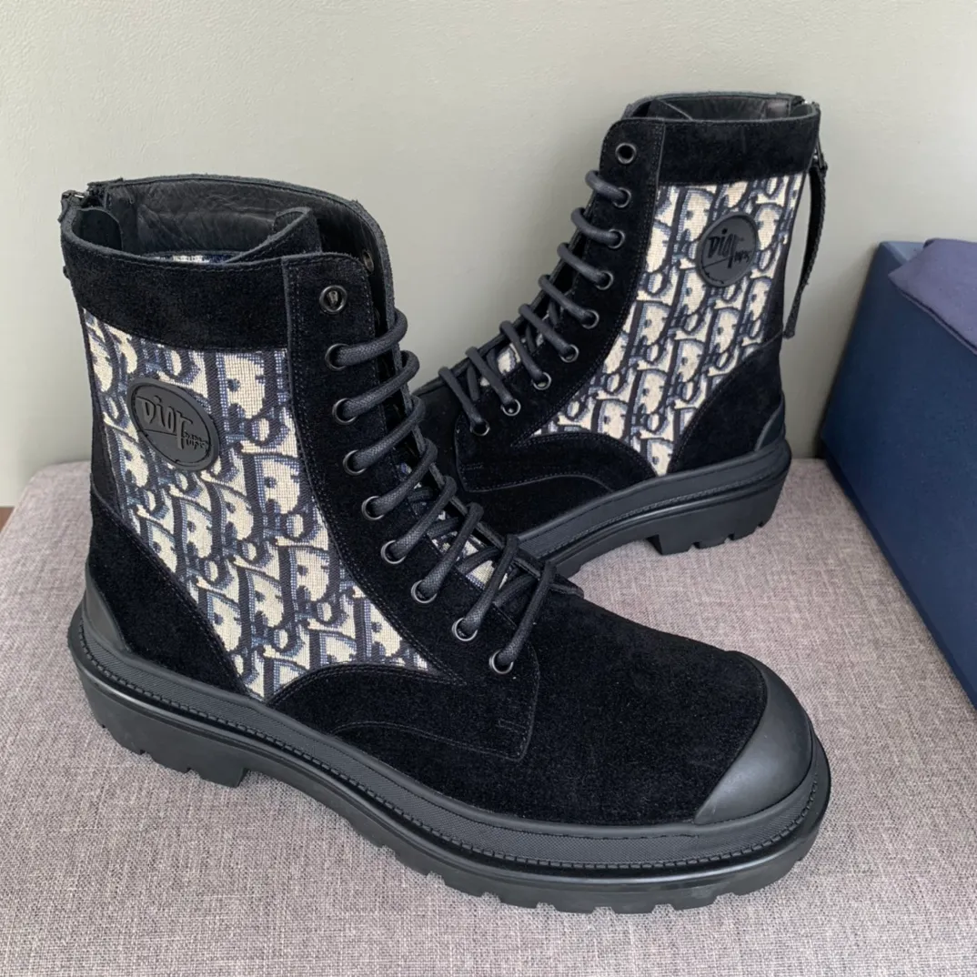 [DIOR] Top P: 920💰 Number of yards: 39~44 (38.45 custom-made, non-refundable) Dior Dior~ Winter series, original 1:1 development Casual men's leather shoes Made with heavy investment, shoes and boots are made of imported cowhide + imported Dior special fabric Not easily deformed black cowhide lining Dior large hardware inlay Original TPU vacuum outsole, black cowhide Black open edge beads Military green suede Black suede Khaki suede leather is crafted by a large factory, and the perfect product is only prepared for you who know your taste! Any comparisons are welcome.